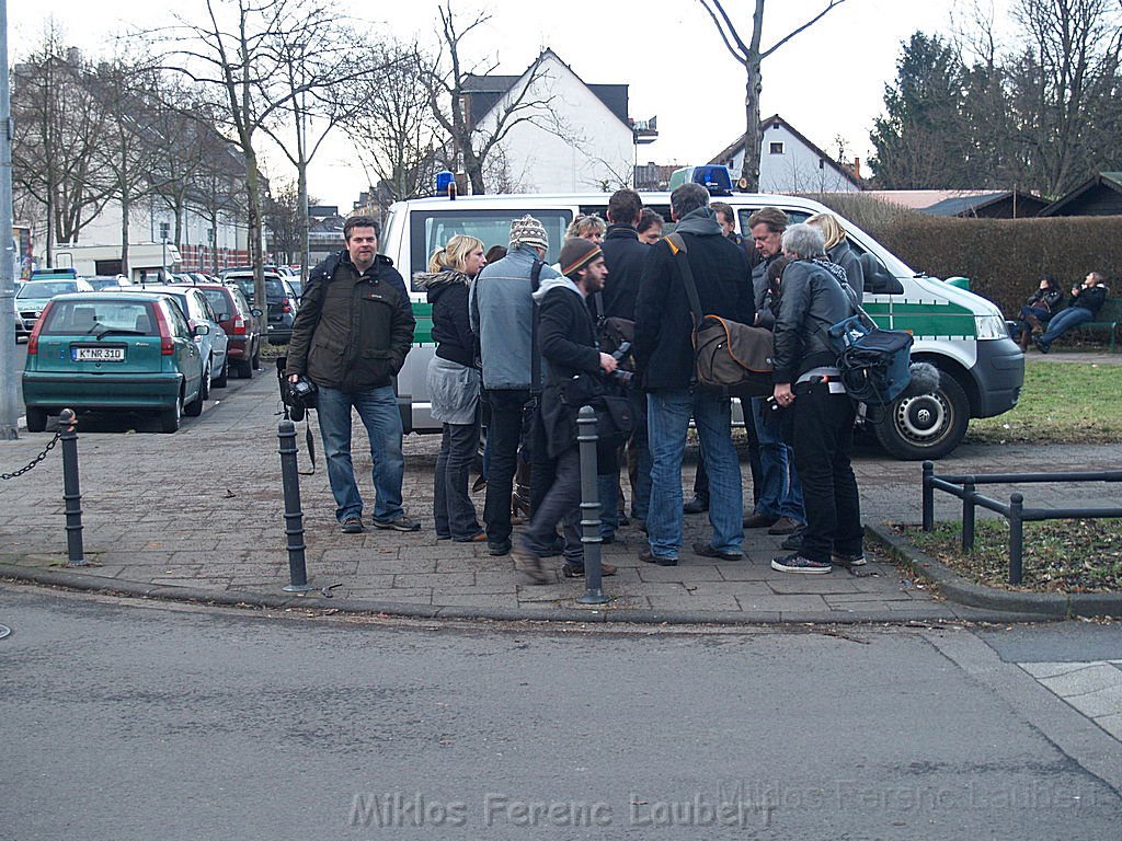 Einsatz Feuerwehr SEK Polizei Koeln Nippes Merheimerstr P133.JPG
